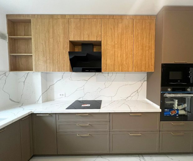 Mobilier bucătărie NORVINIA, cu blat din cuarț compozit și chiuvetă montată sub blat