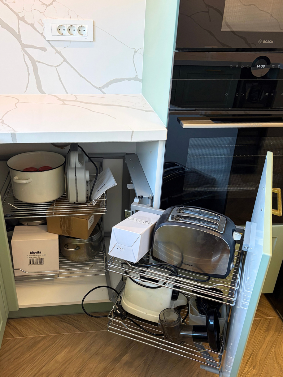 Mobilier din MDF termoformat cu blat, contrablat și picior peninsulă din cuarț compozit și mânere metalice aplicat