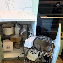 Mobilier din MDF termoformat cu blat, contrablat și picior peninsulă din cuarț compozit și mânere metalice aplicat