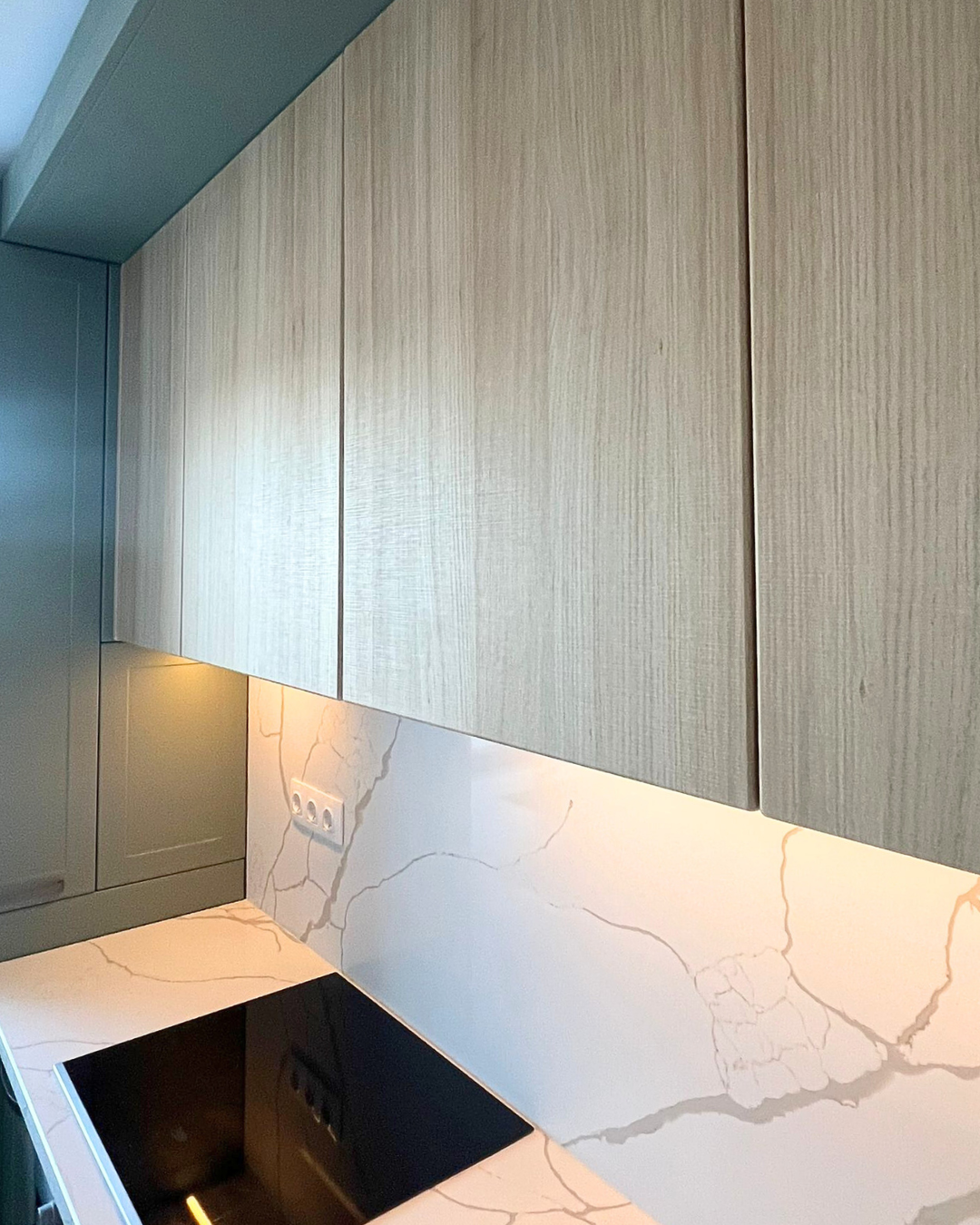 Mobilier la comandă pentru bucătărie NORVINIA, cu mânere metalice aplicate și blat din cuarț compozit