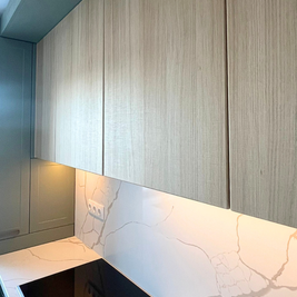 Mobilier la comandă pentru bucătărie NORVINIA, cu mânere metalice aplicate și blat din cuarț compozit