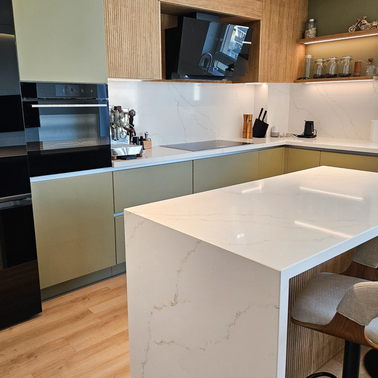 Mobilier de bucătărie NORVINIA cu blat din cuarț compozit și chiuvetă montată sub blat, fronturi din MDF termoformat