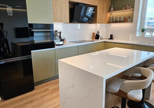 Mobilier de bucătărie NORVINIA cu blat din cuarț compozit și chiuvetă montată sub blat, fronturi din MDF termoformat