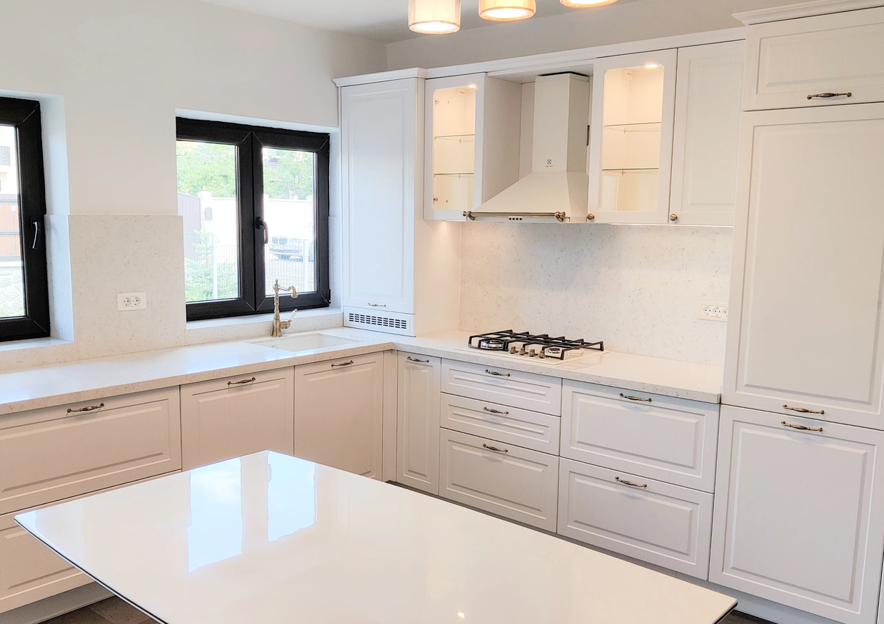 Mobilă de bucătărie din MDF termoformat fabricată la comandă de NORVINIA cu blat din cuarț compozit și chiuvetă montată sub blat