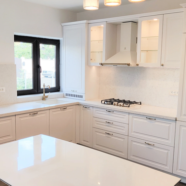 Mobilă de bucătărie din MDF termoformat fabricată la comandă de NORVINIA cu blat din cuarț compozit și chiuvetă montată sub blat