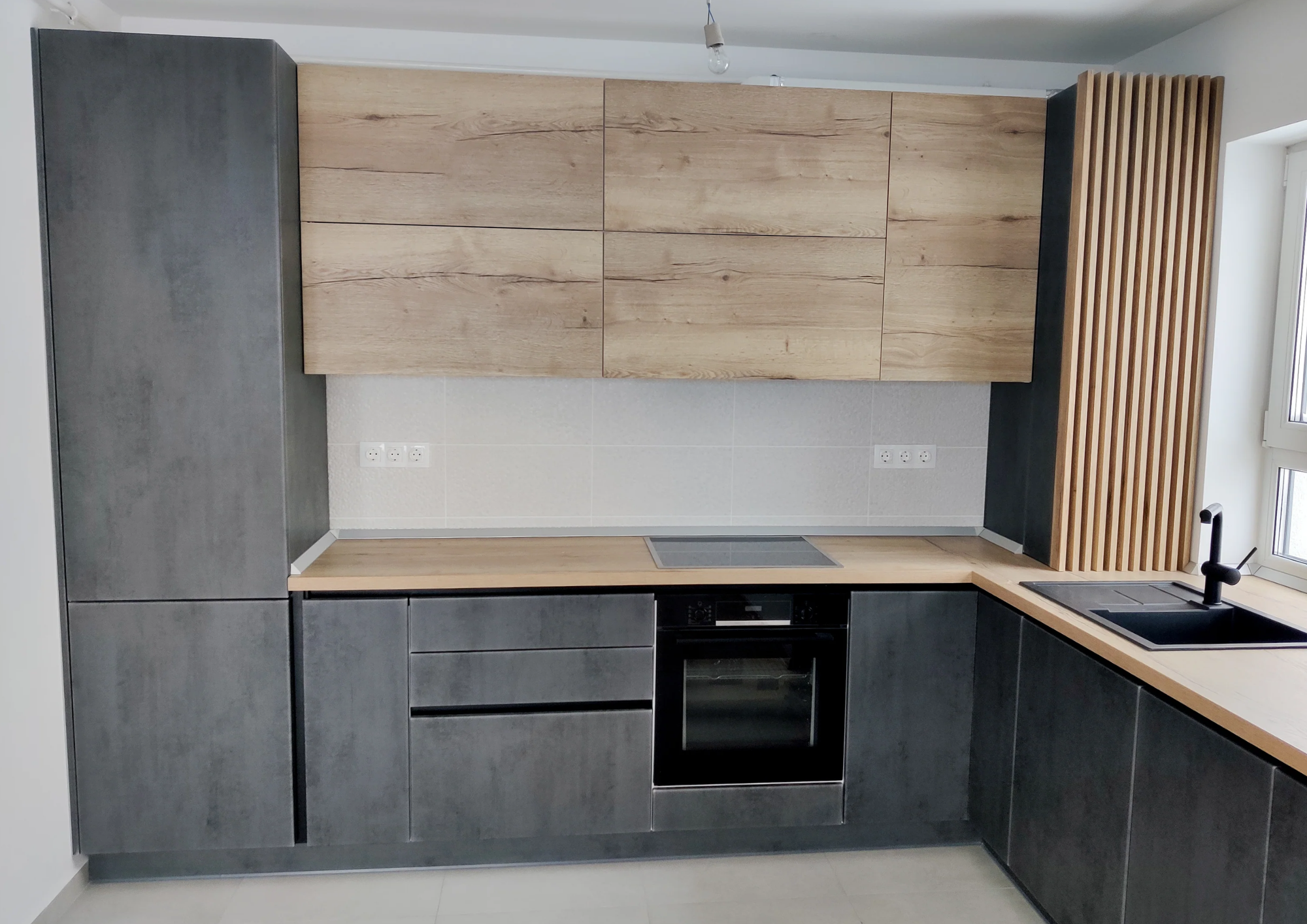 Mobilă de bucătărie din MDF termoformat fabricată la comandă de NORVINIA cu blat termorezistent și îmbinare colț invizibilă