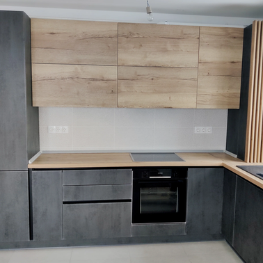 Mobilă de bucătărie din MDF termoformat fabricată la comandă de NORVINIA cu blat termorezistent și îmbinare colț invizibilă