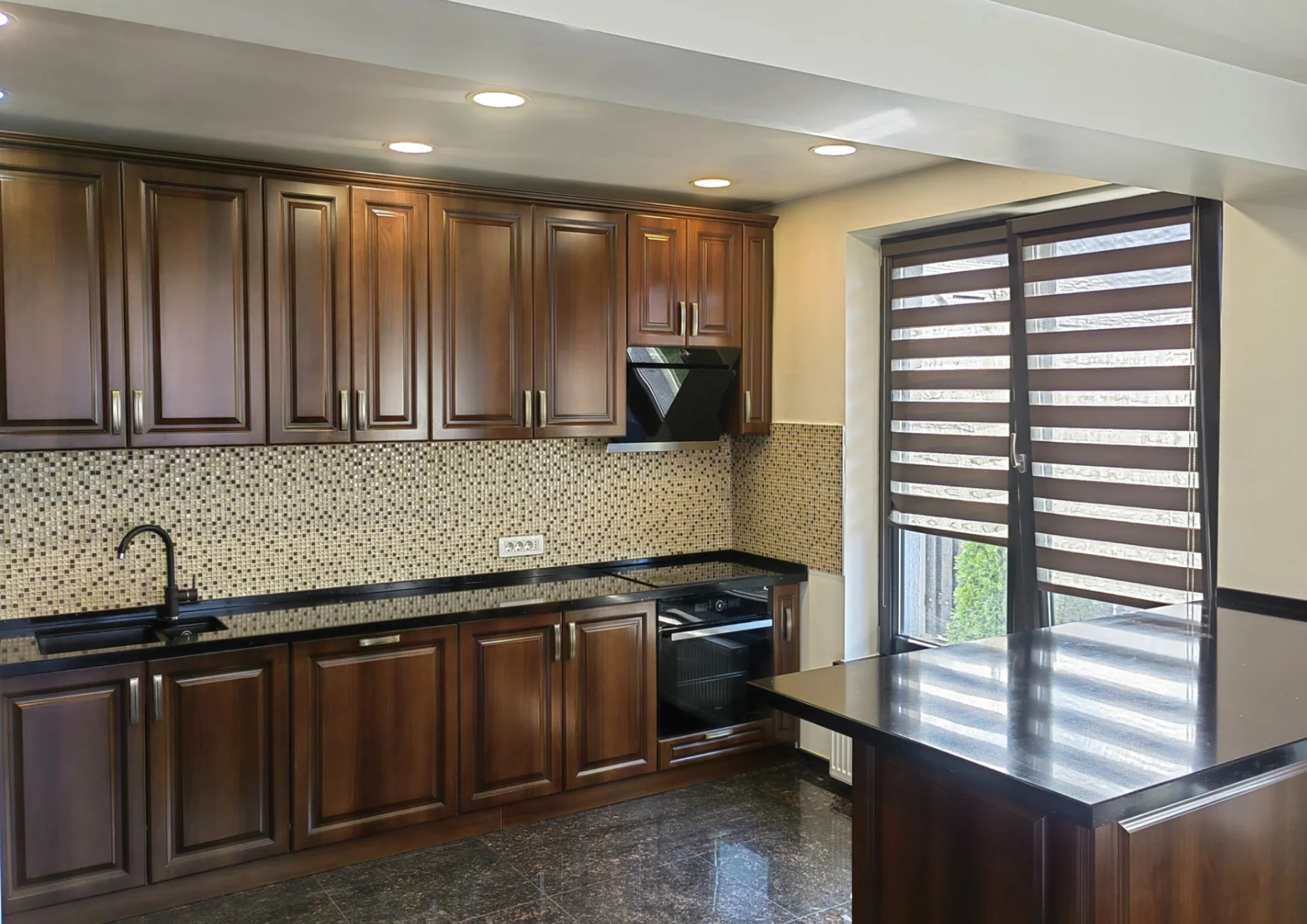 Blat cuarț compozit fabricat de NORVINIA cu chiuvetă montată sub blat, insulă din cuarț compozit, mobilierul nu este fabricat de NORVINIA