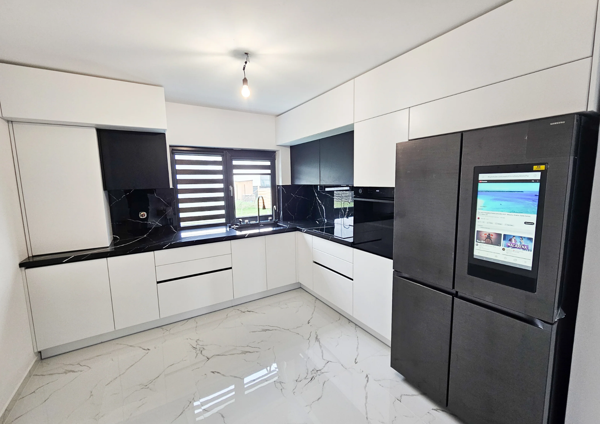 Mobilă de bucătărie fabricată la comandă de NORVINIA cu blat din cuarț compozit, mobilier din MDF termoformat