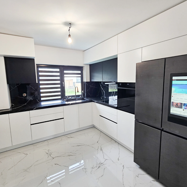 Mobilă de bucătărie fabricată la comandă de NORVINIA cu blat din cuarț compozit, mobilier din MDF termoformat