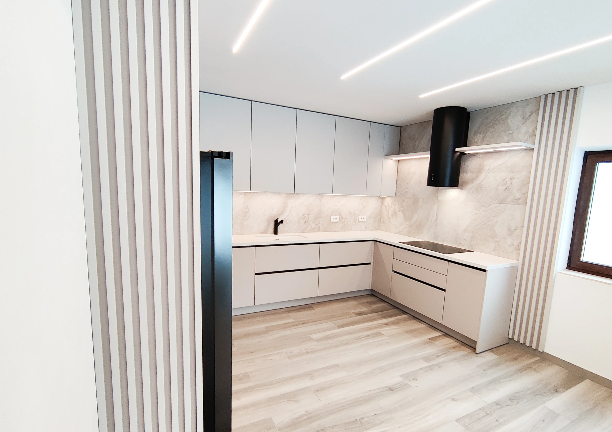 Mobilă de bucătărie fabricată la comandă de Norvinia cu blat din cuarț compozit, mobilier din MDF termoformat