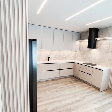 Mobilă de bucătărie fabricată la comandă de Norvinia cu blat din cuarț compozit, mobilier din MDF termoformat