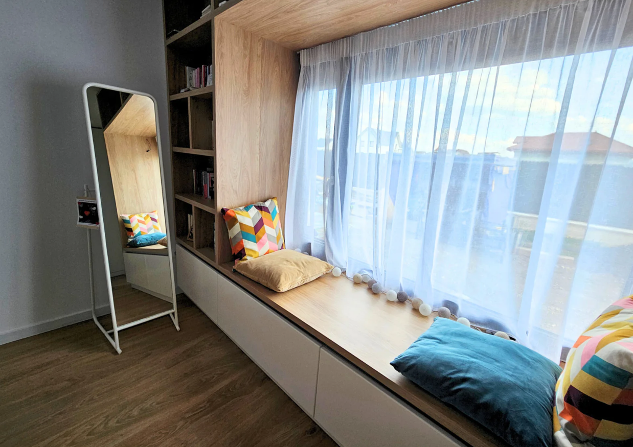 Mobilier la comandă pentru dormitor, zonă fereastră, NORVINIA