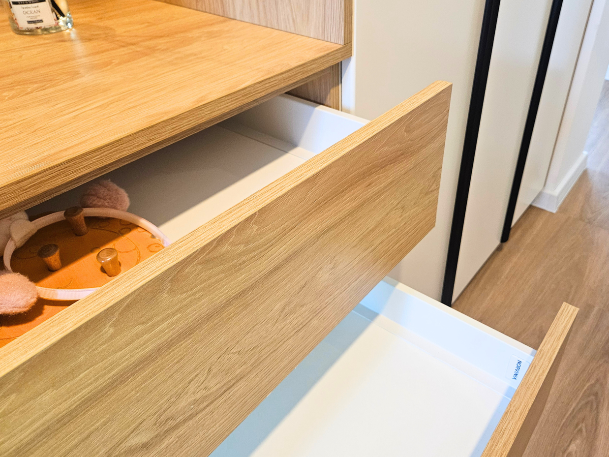 Ansamblu mobilier pentru hol cu oglindă realizat la comandă de NORVINIA