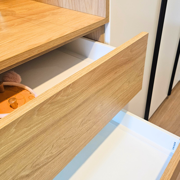 Ansamblu mobilier pentru hol cu oglindă realizat la comandă de NORVINIA