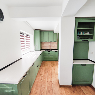 Mobila bucătărie fabricată la comandă de NORVINIA cu blat în L, cu îmbinare invizibilă, blat și glaf geam din același material, mobilier din MDF termoformat