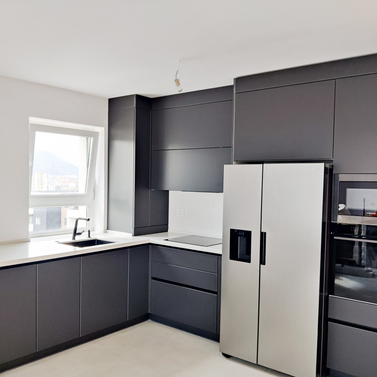 Mobilă bucătărie fabricată la comandă de NORVINIA cu blat și glaf geam din cuarț compozit, mobilier din MDF termoformat