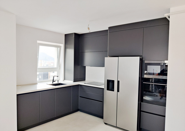 Mobilă bucătărie fabricată la comandă de NORVINIA cu blat și glaf geam din cuarț compozit, mobilier din MDF termoformat