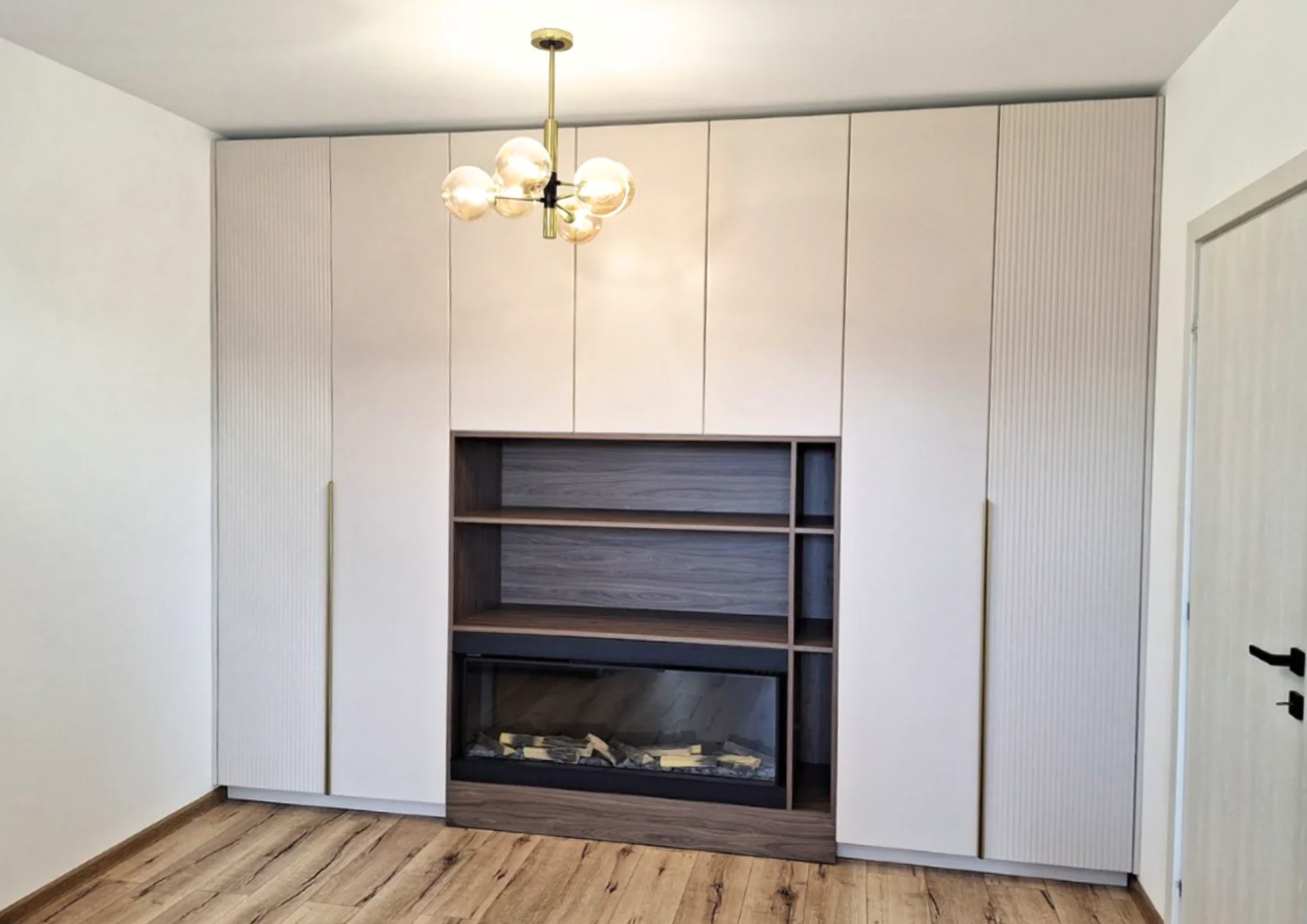 Dressing cu fronturi cu profil riflat realizat la comandă de NORVINIA