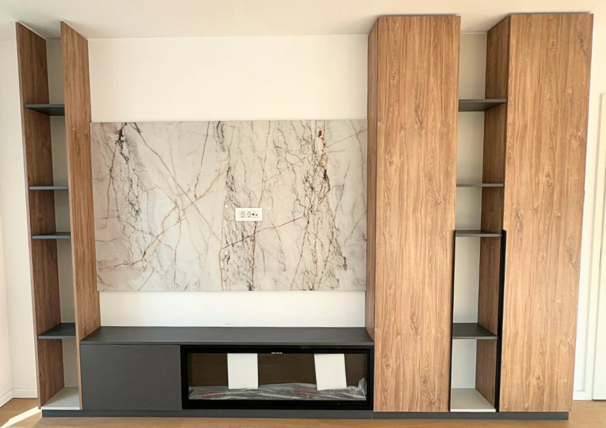 Mobilier pentru living realizat la comandă de NORVINIA