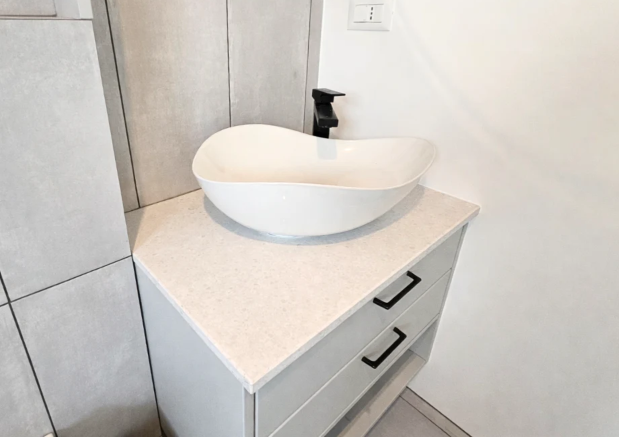 Mobilier pentru baie realizat la comandă de NORVINIA cu blat din cuartz compozit