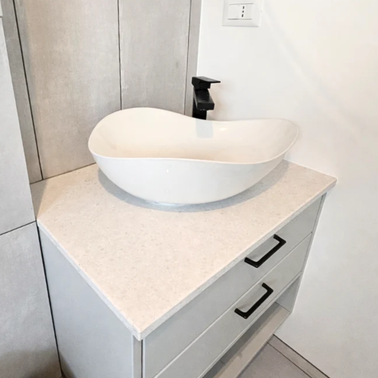 Mobilier pentru baie realizat la comandă de NORVINIA cu blat din cuartz compozit