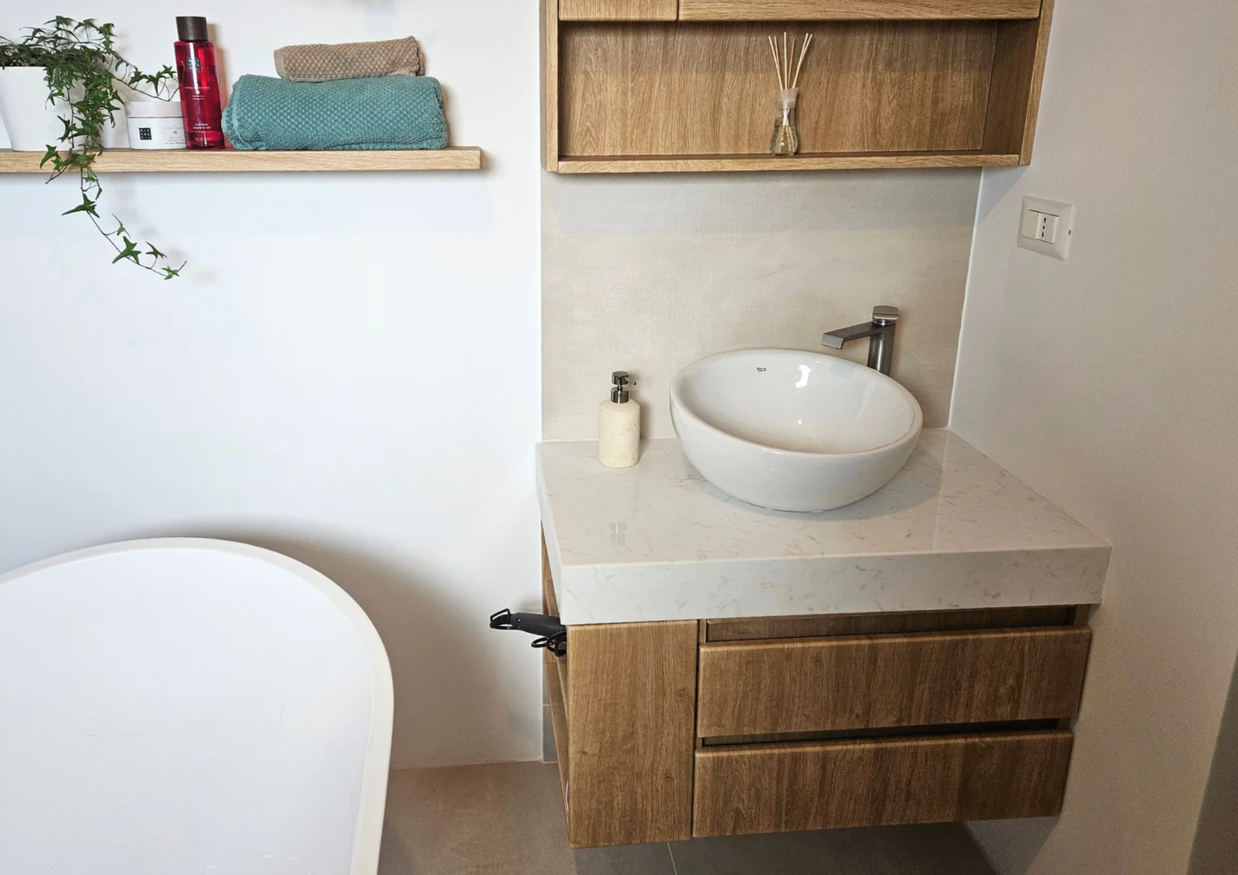 Mobilier pentru baie realizat la comandă de NORVINIA