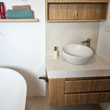 Mobilier pentru baie realizat la comandă de NORVINIA