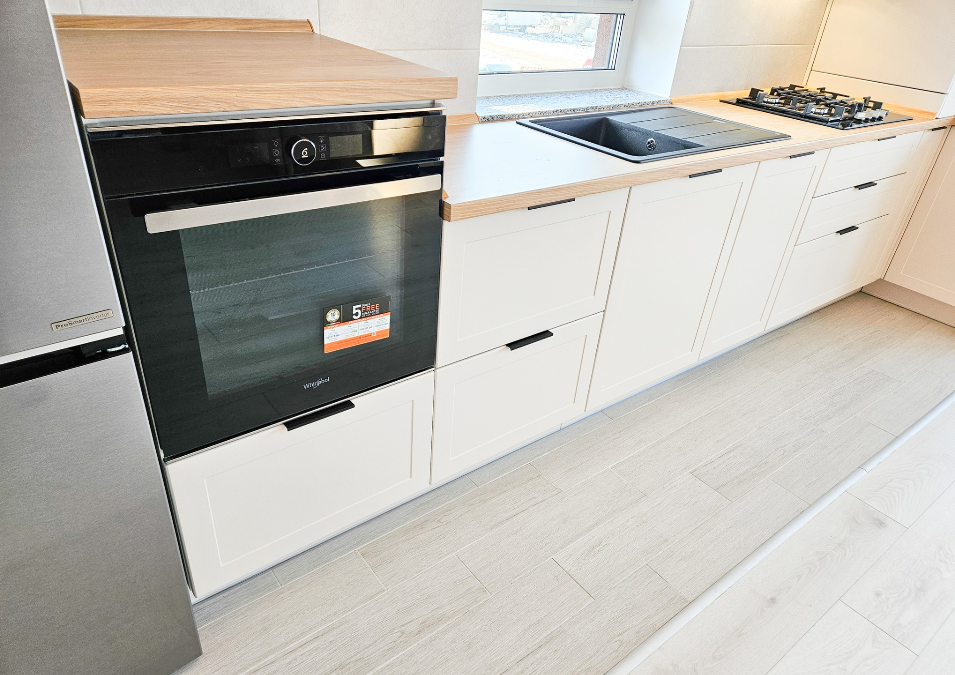 Mobilă bucătărie fabricată la comandă de NORVINIA din MDF termoformat