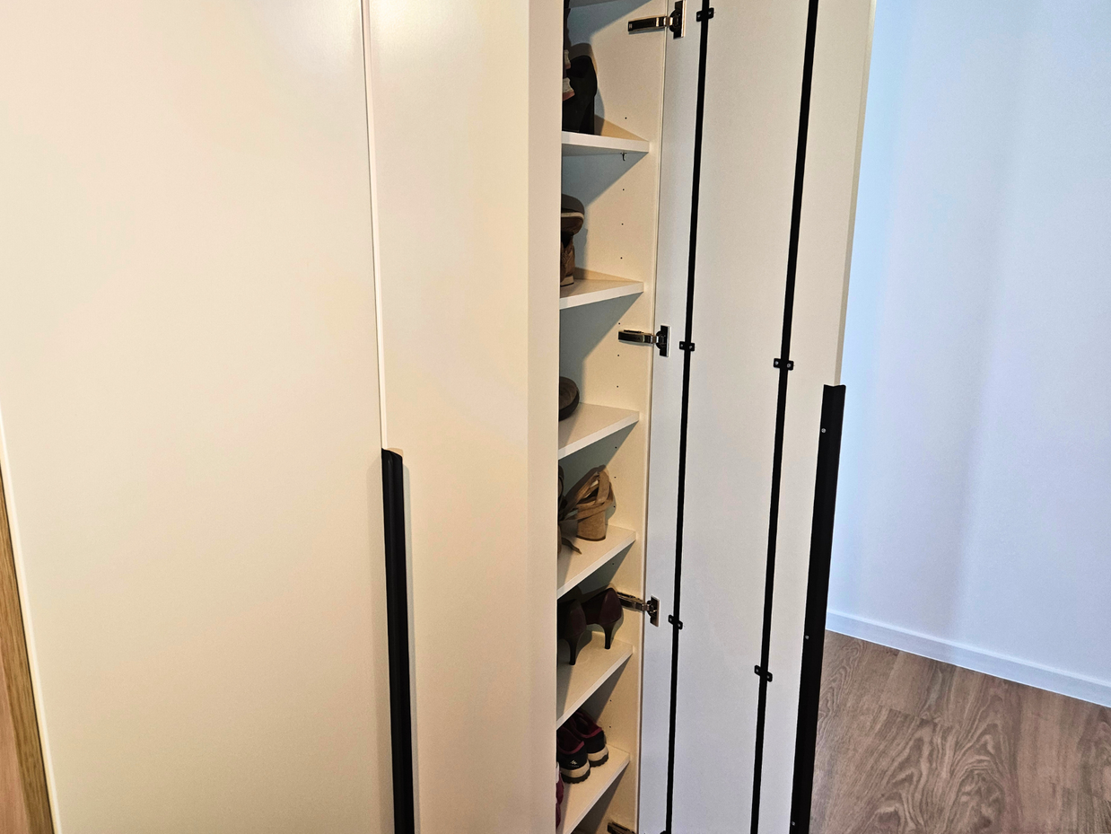 Ansamblu mobilier pentru hol cu oglindă realizat la comandă de NORVINIA