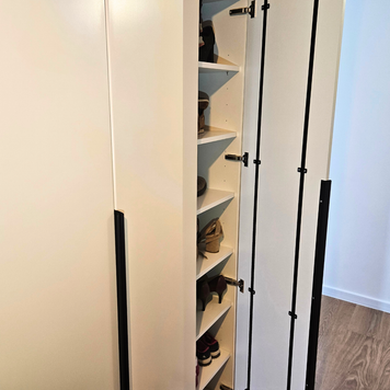 Ansamblu mobilier pentru hol cu oglindă realizat la comandă de NORVINIA