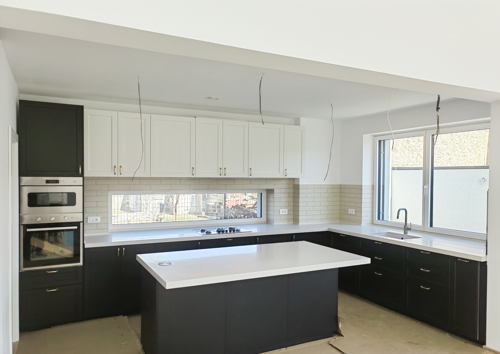 Blat din cuarț compozit NORVINIA, blat bucătărie și glaf geam din același material, chiuvetă montată sub blat, îmbinare blat în 