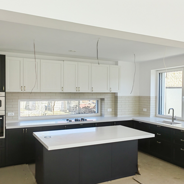 Blat din cuarț compozit NORVINIA, blat bucătărie și glaf geam din același material, chiuvetă montată sub blat, îmbinare blat în 