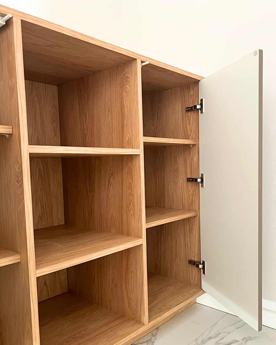 Mobilier pentru hol cu oglindă realizat la comandă de NORVINIA