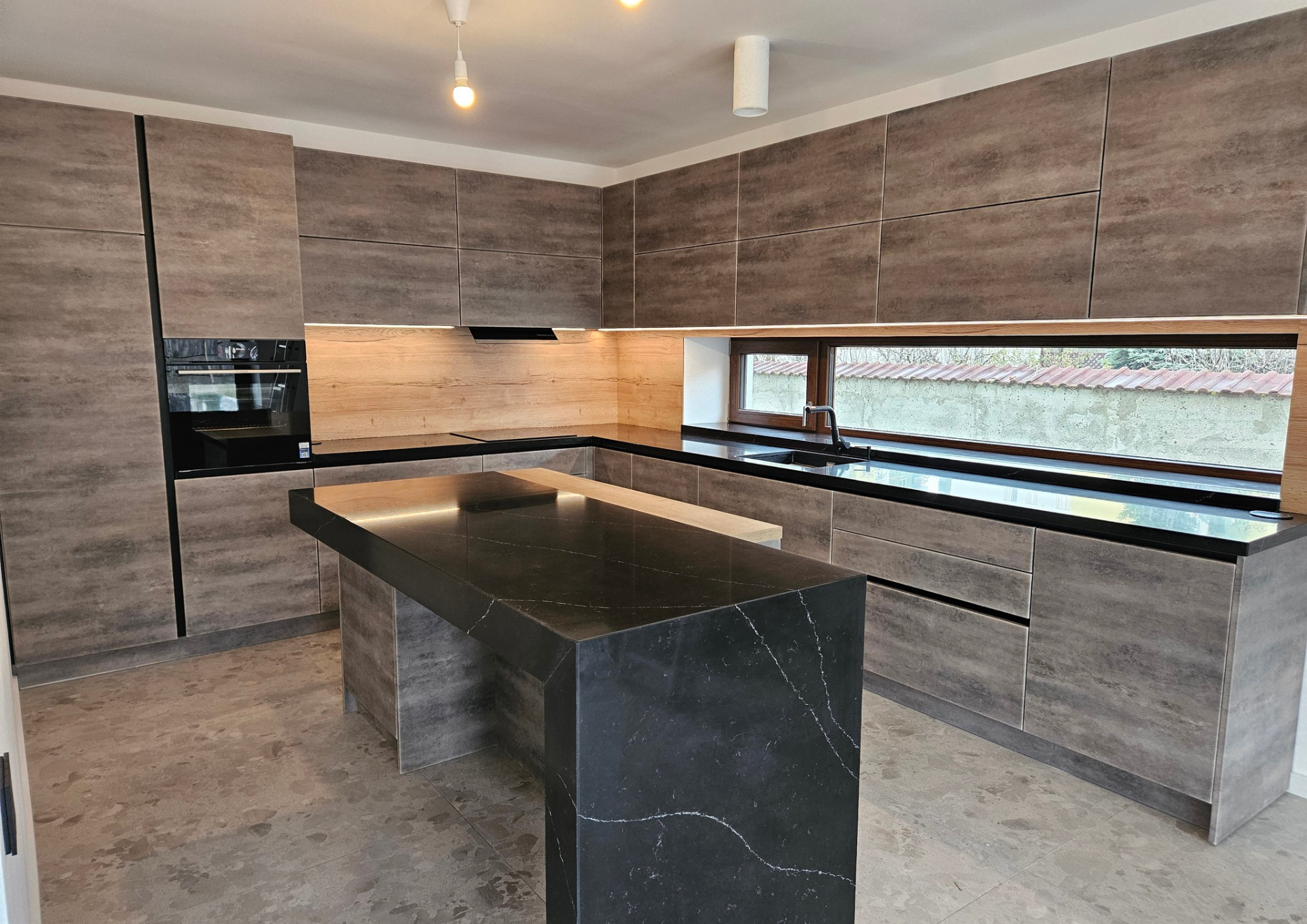 Mobilă bucătărie fabricată la comandă de NORVINIA din MDF termoformat, blat și glaf geam din cuarț compozit cu chiuvetă montată sub blat