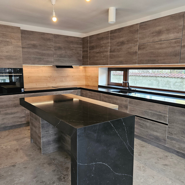 Mobilă bucătărie fabricată la comandă de NORVINIA din MDF termoformat, blat și glaf geam din cuarț compozit cu chiuvetă montată sub blat