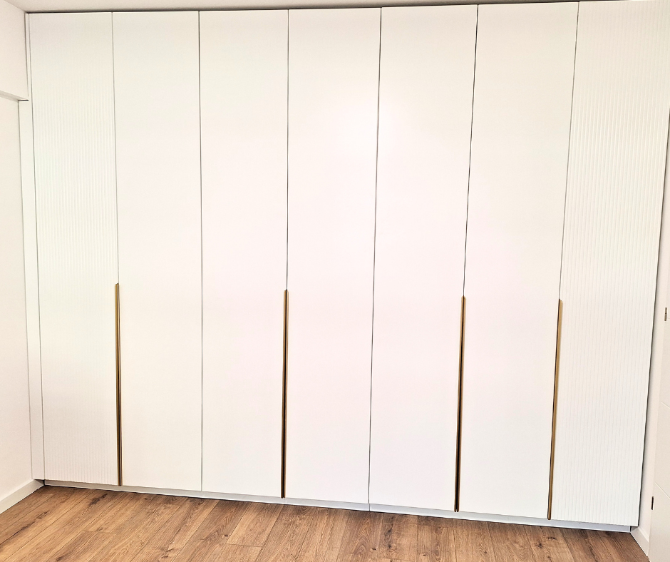 Dressing alb cu accente aurii realizat la comandă de NORVINIA