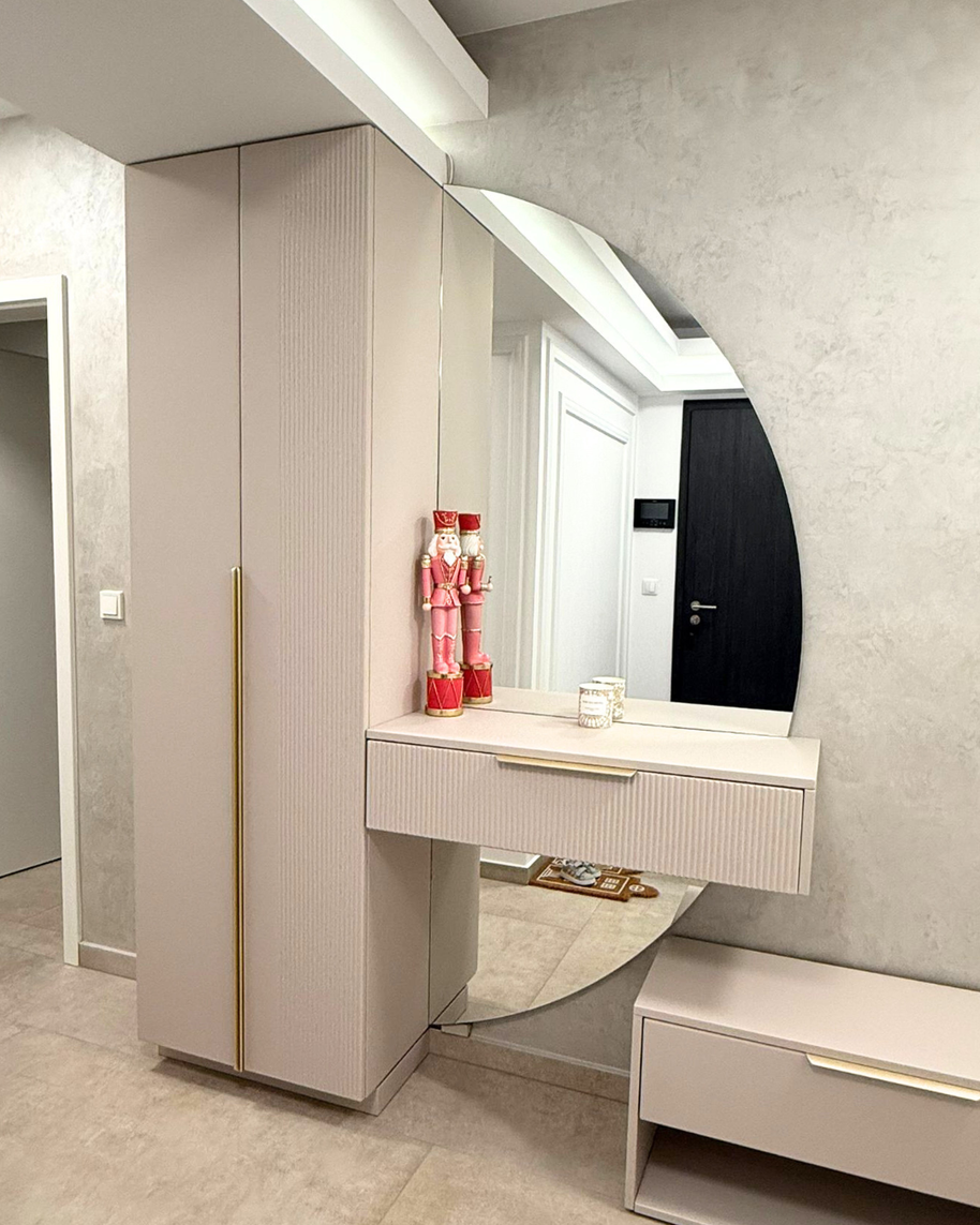 Mobilier pentru hol cu accente aurii realizat la comandă de NORVINIA