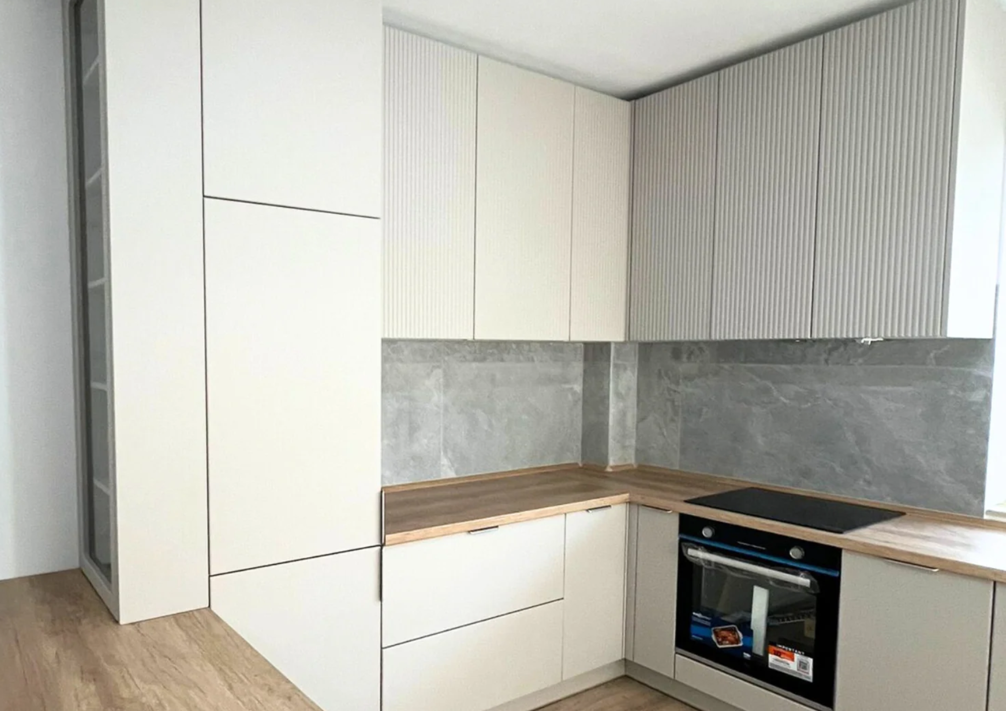 Mobilier la comandă pentru bucătărie NORVINIA, cu mânere metalice aplicate și blat termorezistent