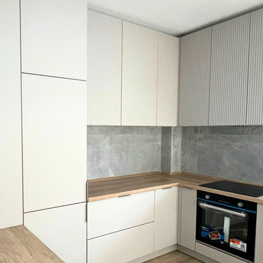 Mobilier la comandă pentru bucătărie NORVINIA, cu mânere metalice aplicate și blat termorezistent