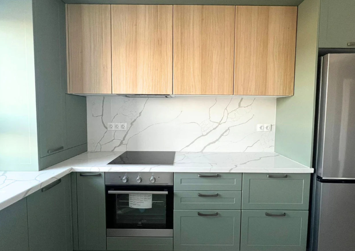 Mobilier la comandă pentru bucătărie NORVINIA, cu mânere metalice aplicate și blat din cuarț compozit