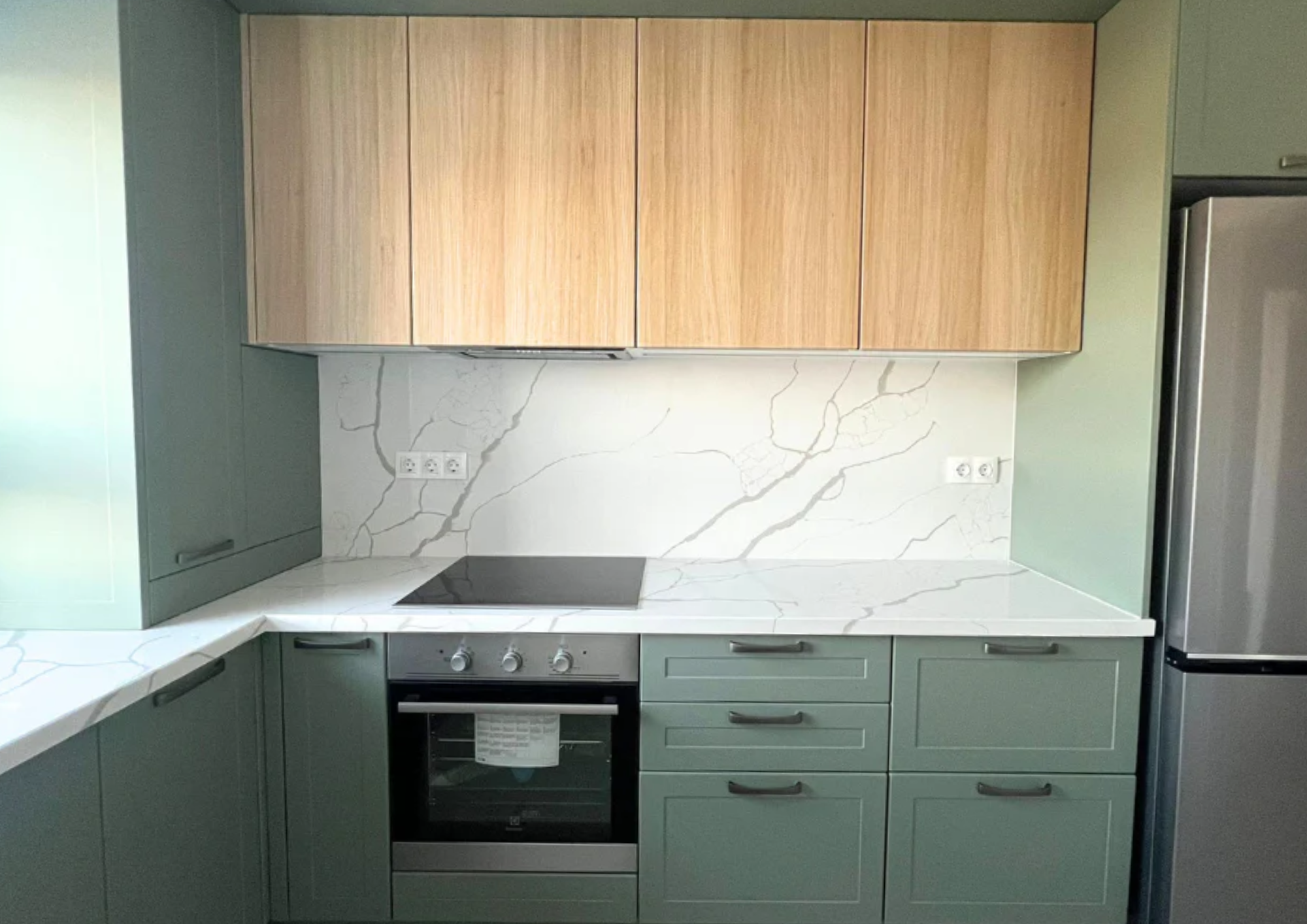 Mobilier la comandă pentru bucătărie NORVINIA, cu mânere metalice aplicate și blat din cuarț compozit