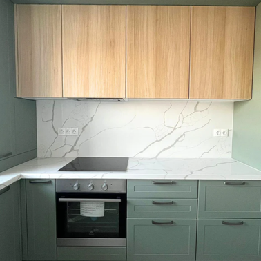 Mobilier la comandă pentru bucătărie NORVINIA, cu mânere metalice aplicate și blat din cuarț compozit