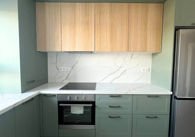 Mobilier la comandă pentru bucătărie NORVINIA, cu mânere metalice aplicate și blat din cuarț compozit