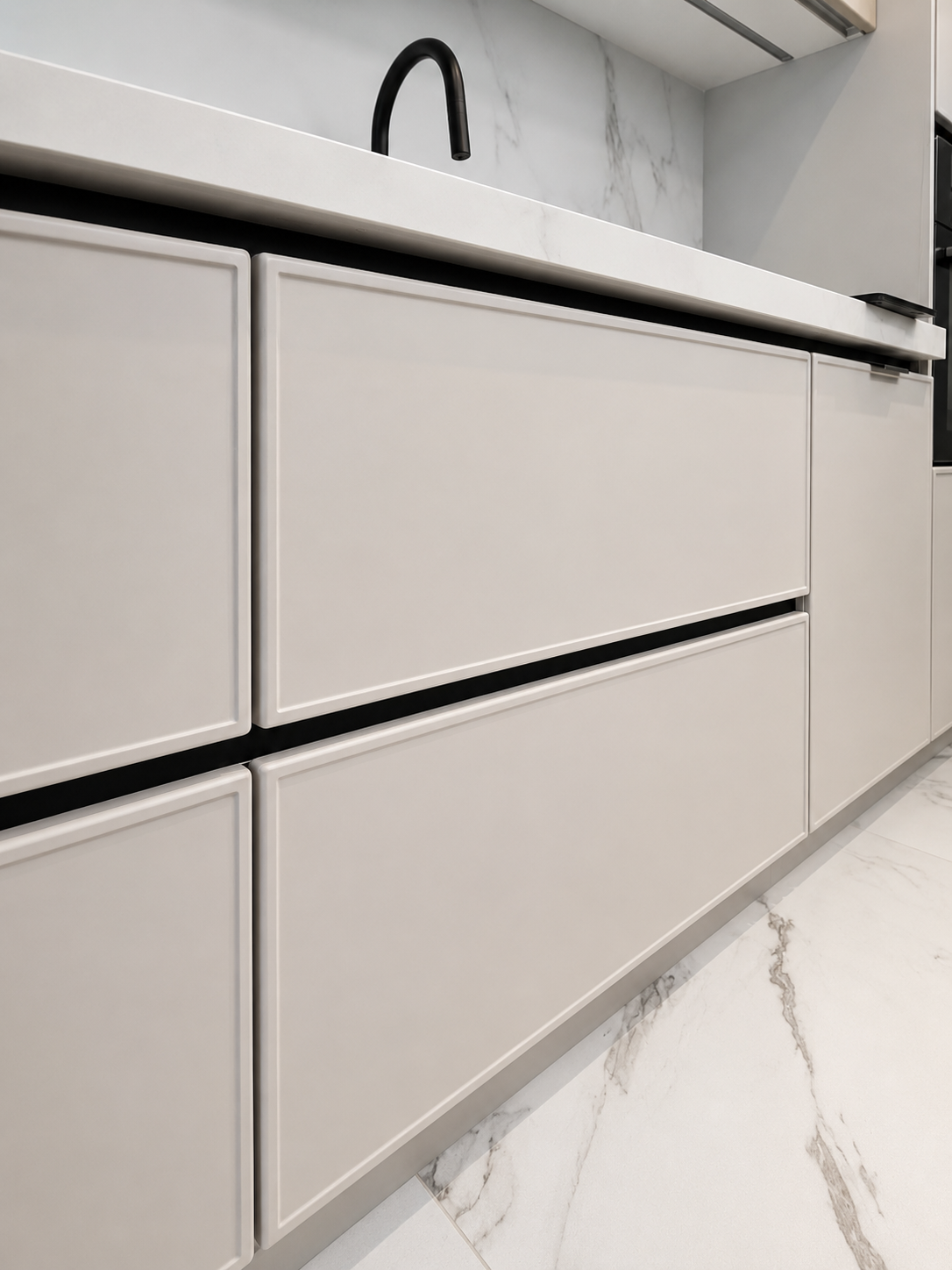 Mobilier de bucătărie NORVINIA, cu fronturi din MDF termoformat, blat din cuarț compozit și mânere tip profil GOLA, finisaj negru mat
