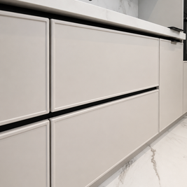 Mobilier de bucătărie NORVINIA, cu fronturi din MDF termoformat, blat din cuarț compozit și mânere tip profil GOLA, finisaj negru mat