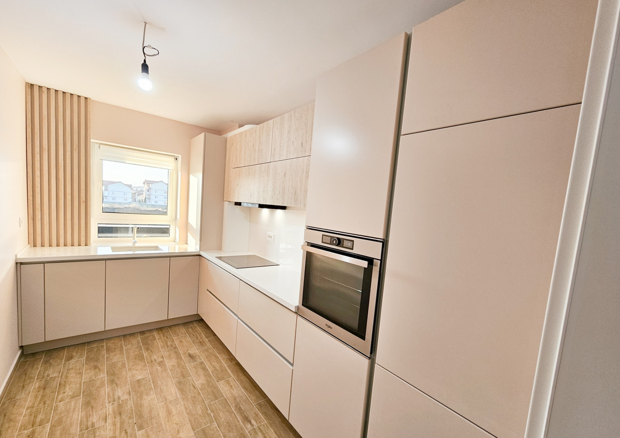 Mobilă bucătărie fabricată la comandă de NORVINIA din MDF termoformat, blat și glaf geam din cuarț compozit cu chiuvetă montată sub blat