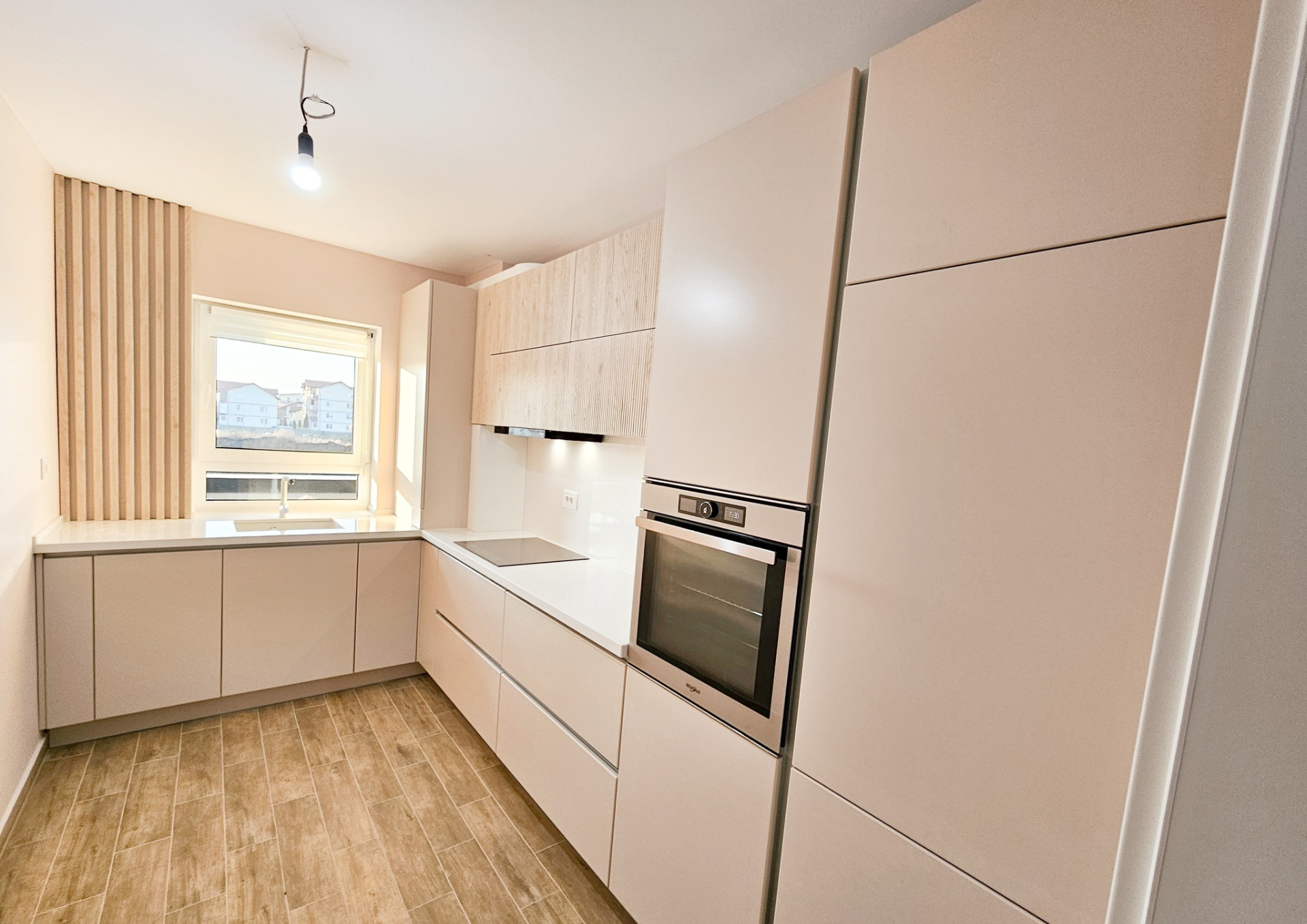 Mobilă bucătărie fabricată la comandă de NORVINIA din MDF termoformat, blat și glaf geam din cuarț compozit cu chiuvetă montată sub blat