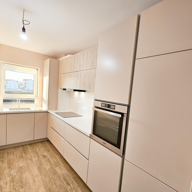 Mobilă bucătărie fabricată la comandă de NORVINIA din MDF termoformat, blat și glaf geam din cuarț compozit cu chiuvetă montată sub blat