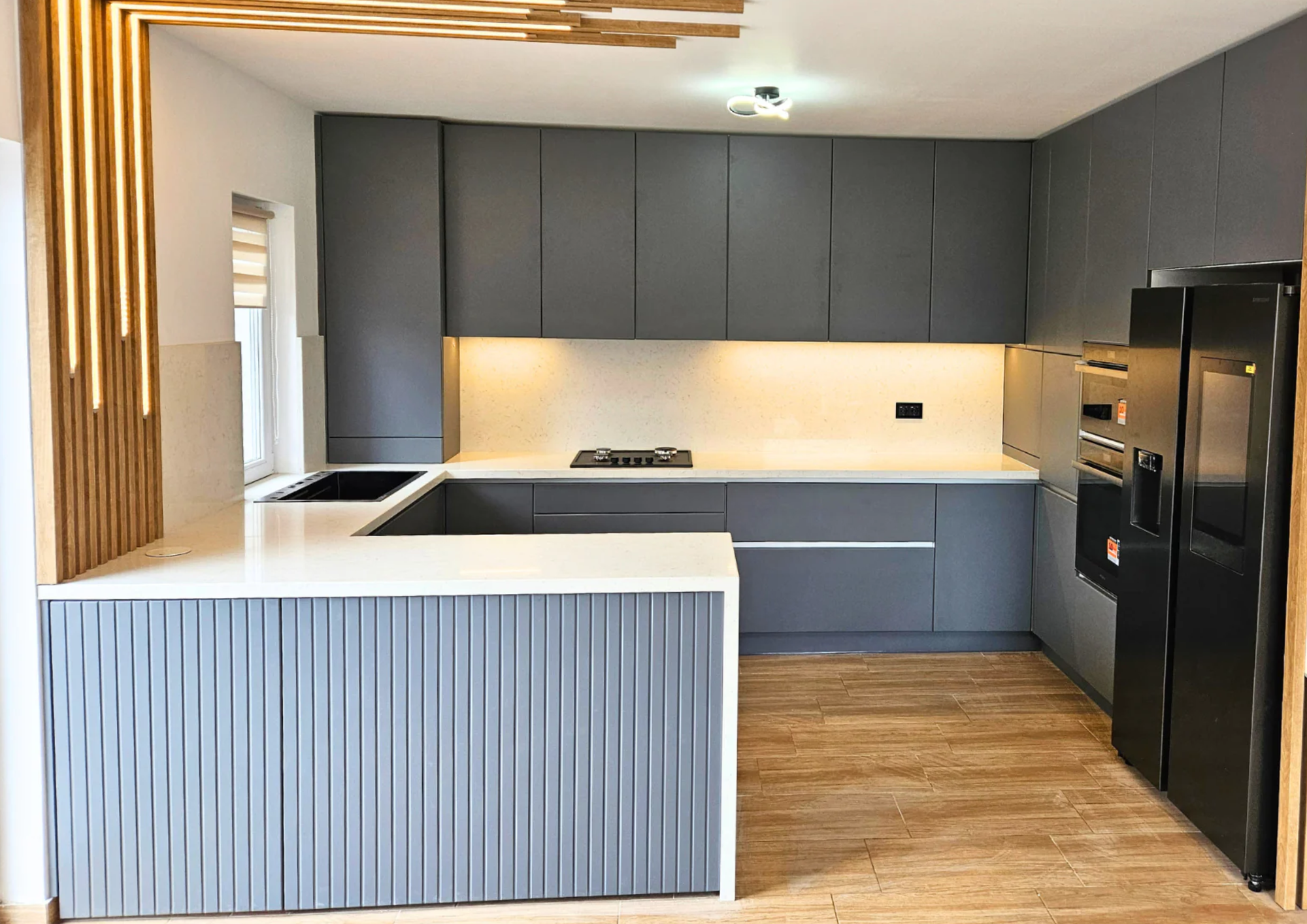 Mobilier la comandă pentru bucătărie NORVINIA, cu mânere ascunse GOLA și blat din cuarț compozit